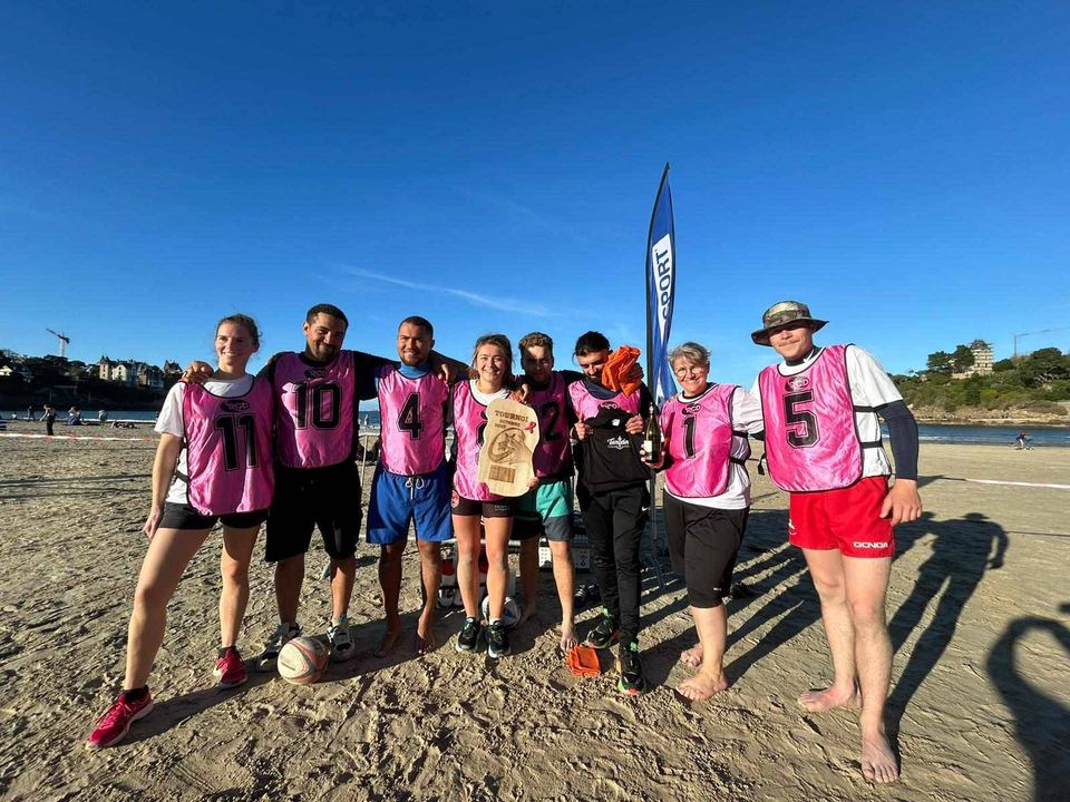 LE RUGBY CLUB DINARDAIS une compétition de rugby sur la plage pour Octobre rose